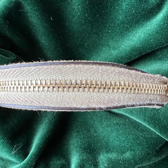 Authentic Gucci heart shaped GG logo ivory Guccissma coin purse - Picture 5 of 10